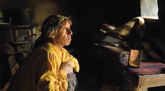 Honeyland, un documentar despre cea mai frumoasă femeie Honeyland (2019)
