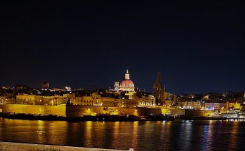 11 lucruri despre Malta și ce să NU vizitezi Valletta-Malta-night-promenade-sea